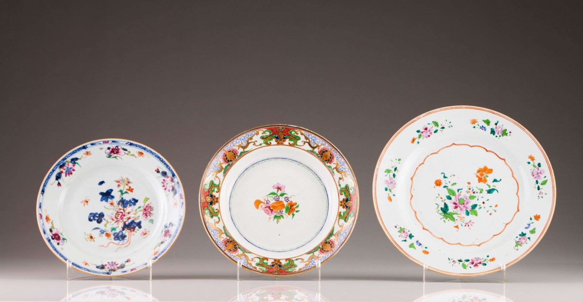 A Qianlong plate
Chinese export porcelain
Polychrome decoration depicting flowers
Qianlong Period (