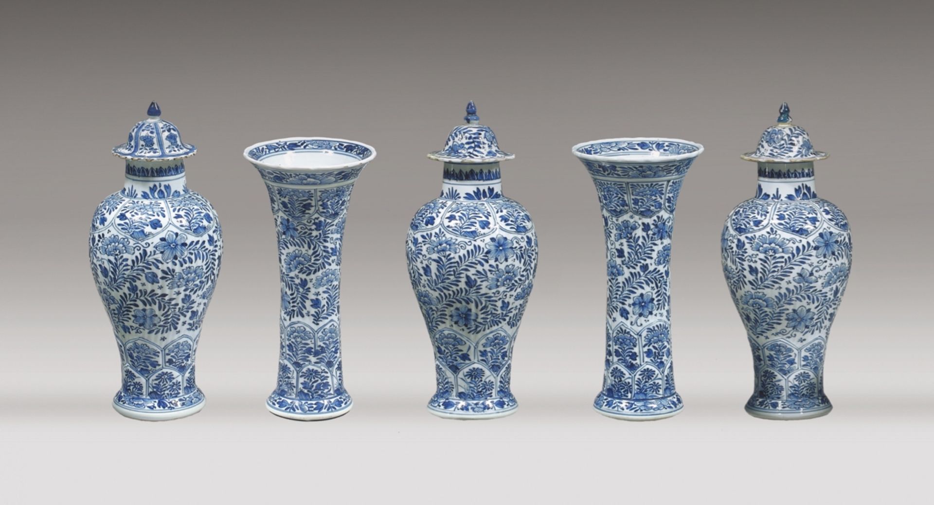 A Kangxi garniture
Chinese porcelain
Blue decoration depicting flowers and floral motifs
Comprising