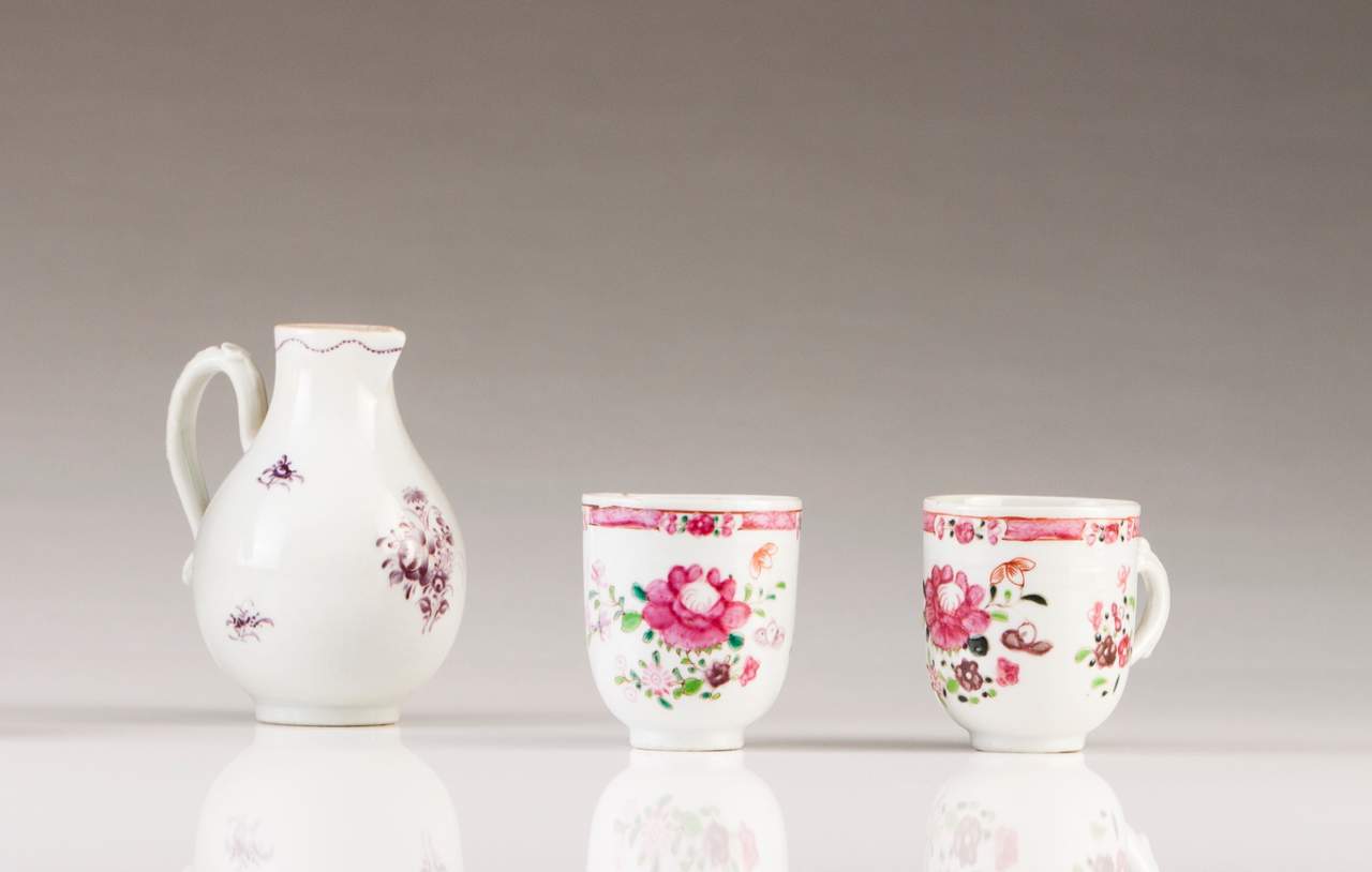 A Qianlong milk jug
Chinese export porcelain
Decorated with flowers
Qianlong Period (1736-1795)