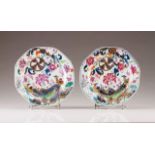 A pair of octogonal plates
Chinese export porcelain
Polychrome and gilt decoration "Pseudo Tea-