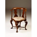 A D.José (1750-1777) corner chair
Walnut
Scalloped backs, cabriole legs
Upholstered seat
Portugal,