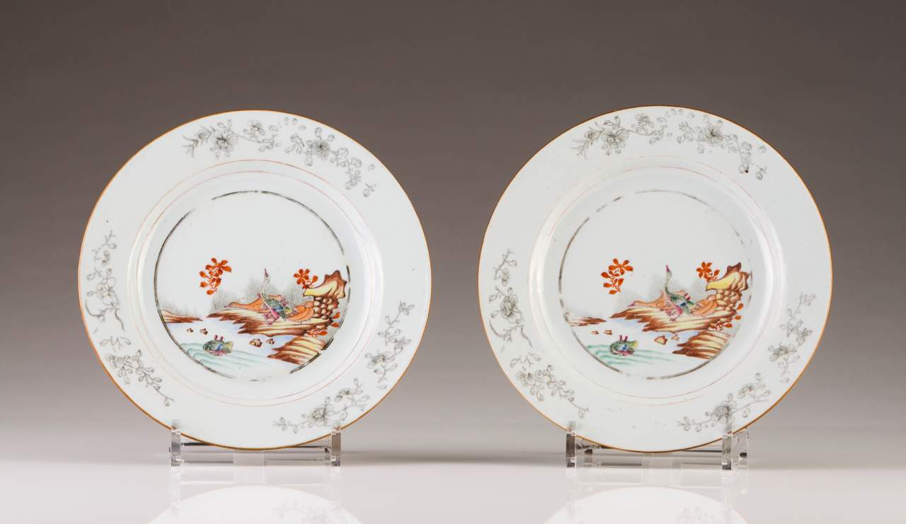 A pair of plates
Chinese export porcelain
Polychrome, grisaille and rouge-de-fer decoration