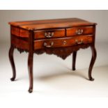 A D.José (1750-1777) rosewood commode
Carved decoration with shell and floral motifs
Two short and