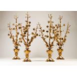 A pair of urns with bouquets 
Gilt metal with flowers, floral motifs and lion heads
Gilt urns with