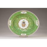 An oval dish 
Chinese export porcelain
Polychrome and gilt decoration 
Gilt leaves on green