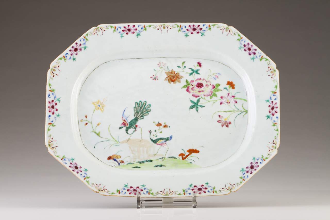 An octagonal dish
Chinese export porcelain
Polychrome decoration with peacocks and flowers