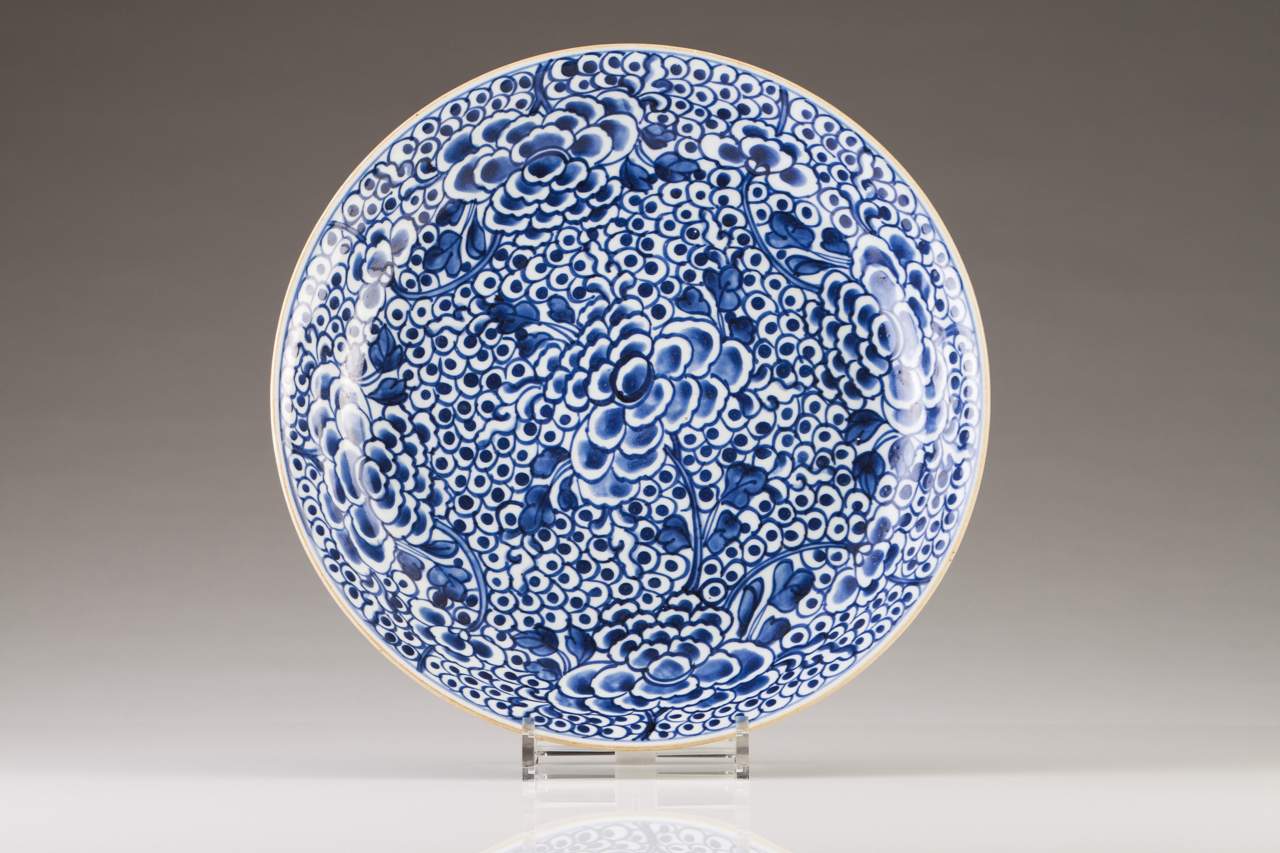 A charger 
Chinese export porcelain
Blue decoration with flowers
Kangxi Period (1662-1722)

Diam.: