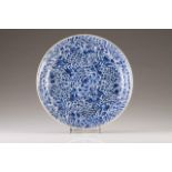 A charger 
Chinese export porcelain
Blue decoration with flowers
Kangxi Period (1662-1722)

Diam.: