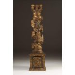 A spiral column
Gilt and polychrome wood
Decorated with vine leaves, grapes and birds
Carved base