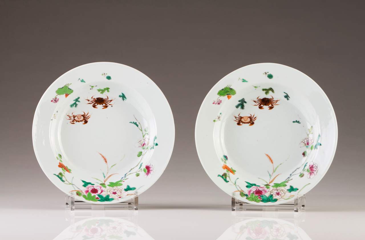 A pair of soup plates
Chinese export porcelain
Polychrome decoration with crabs and flowers
Qianlong