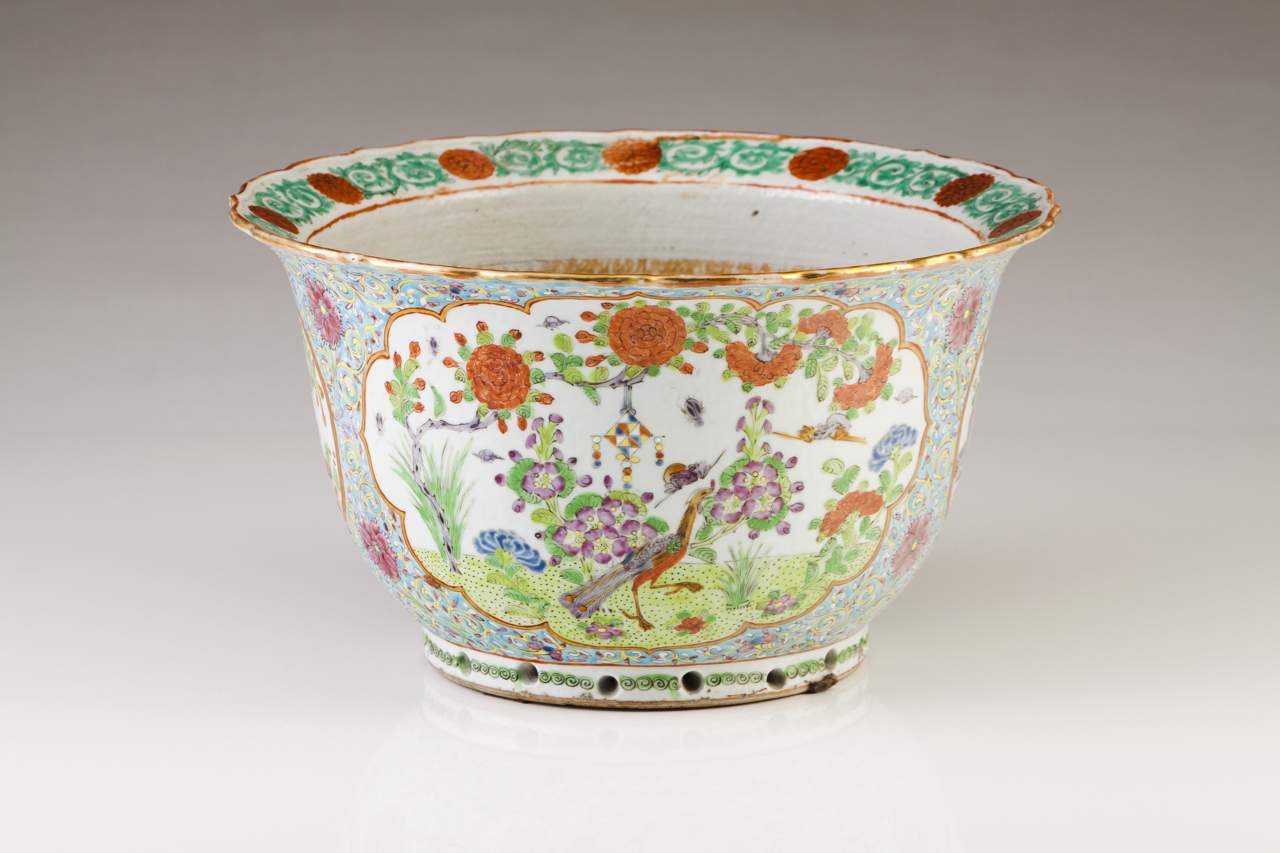 A flower vase
Chinese porcelain
Polychrome decoration with flowers and cartouches with phoenix and