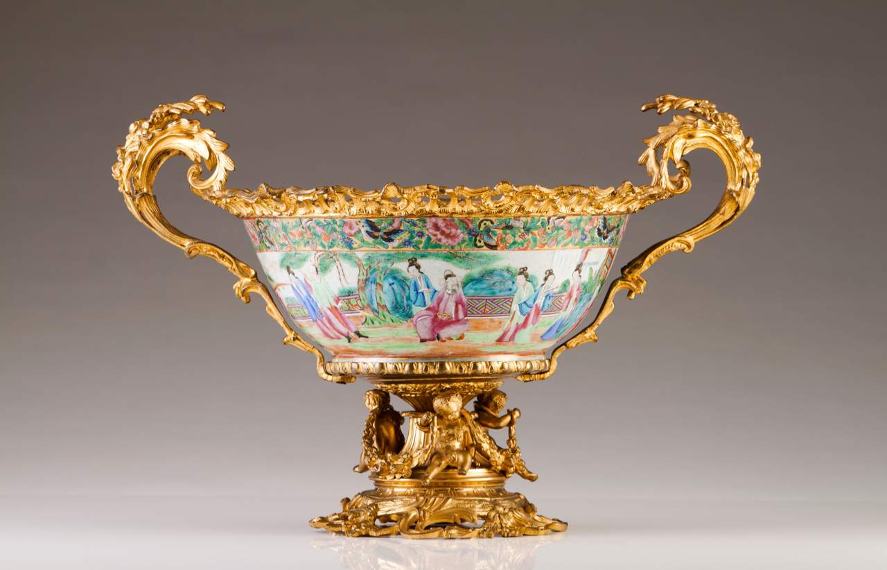 A large bowl
Chinese porcelain
Gilt and polychrome Mandarin decoration depicting Chinese quotidian