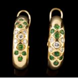 A pair of earrings
Gold, set with small diamonds and emeralds
Portugal, 20th century 


10,8 g