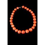 A coral necklace
White gold clasp
(dyed coral)

Lenght: 54,5 cm