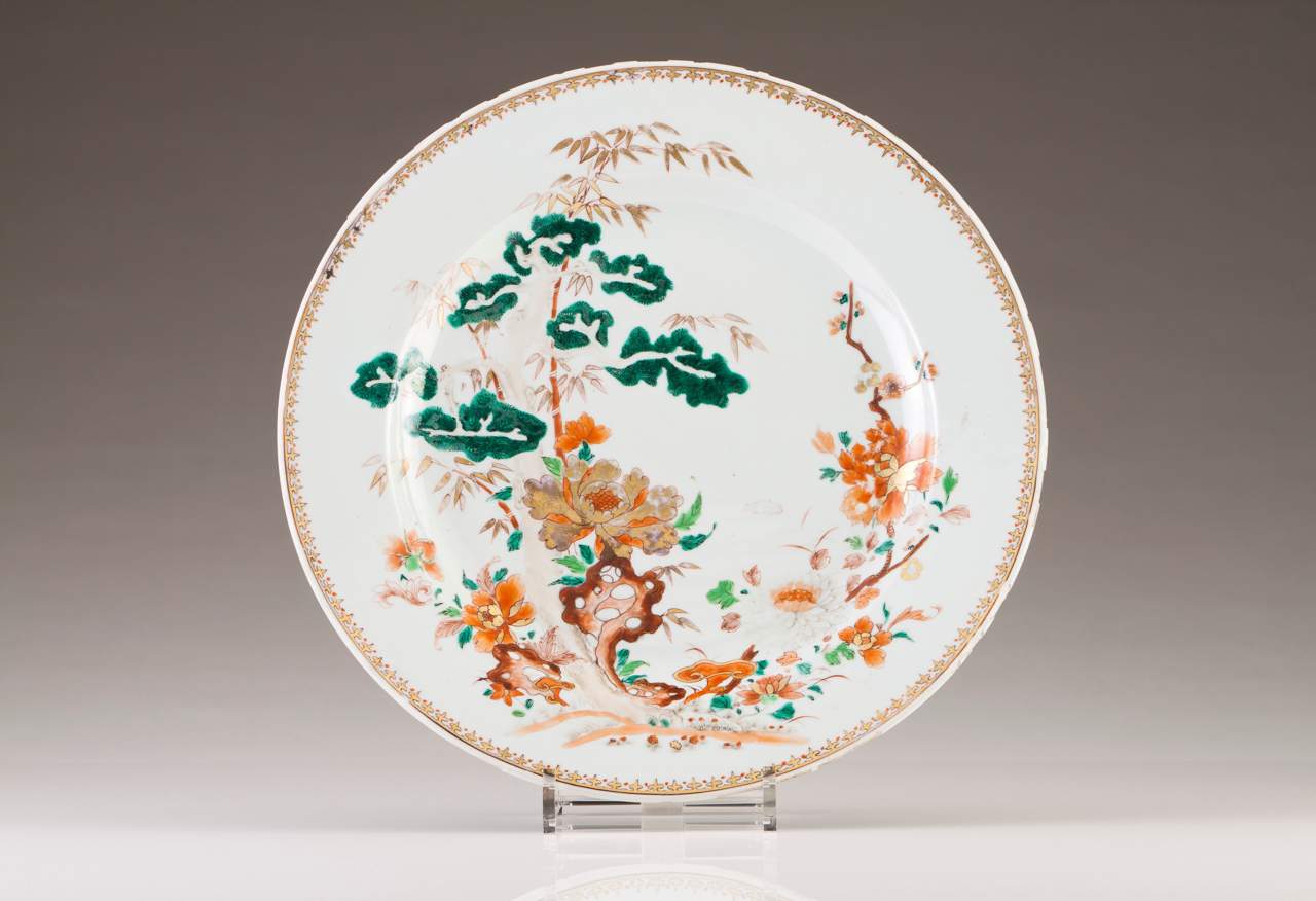 A charger 
Chinese export porcelain
Polychrome and gilt decoration
Qianlong Period (1736-1795)
(