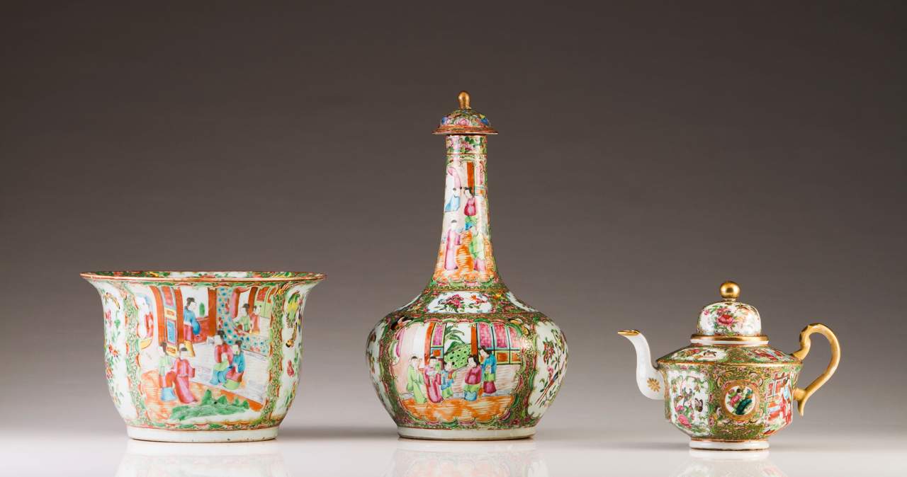 A bottle with cover
Chinese porcelain
Polychrome Mandarin decoration depicting quotidian scenes,