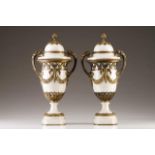 A pair of Louis XV style urns
White marble and gilt bronze
Decorated with garlands and floral motifs