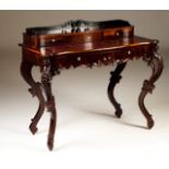 A Romantic desk
Rosewood
Portugal, 20th century

94x107x51 cm