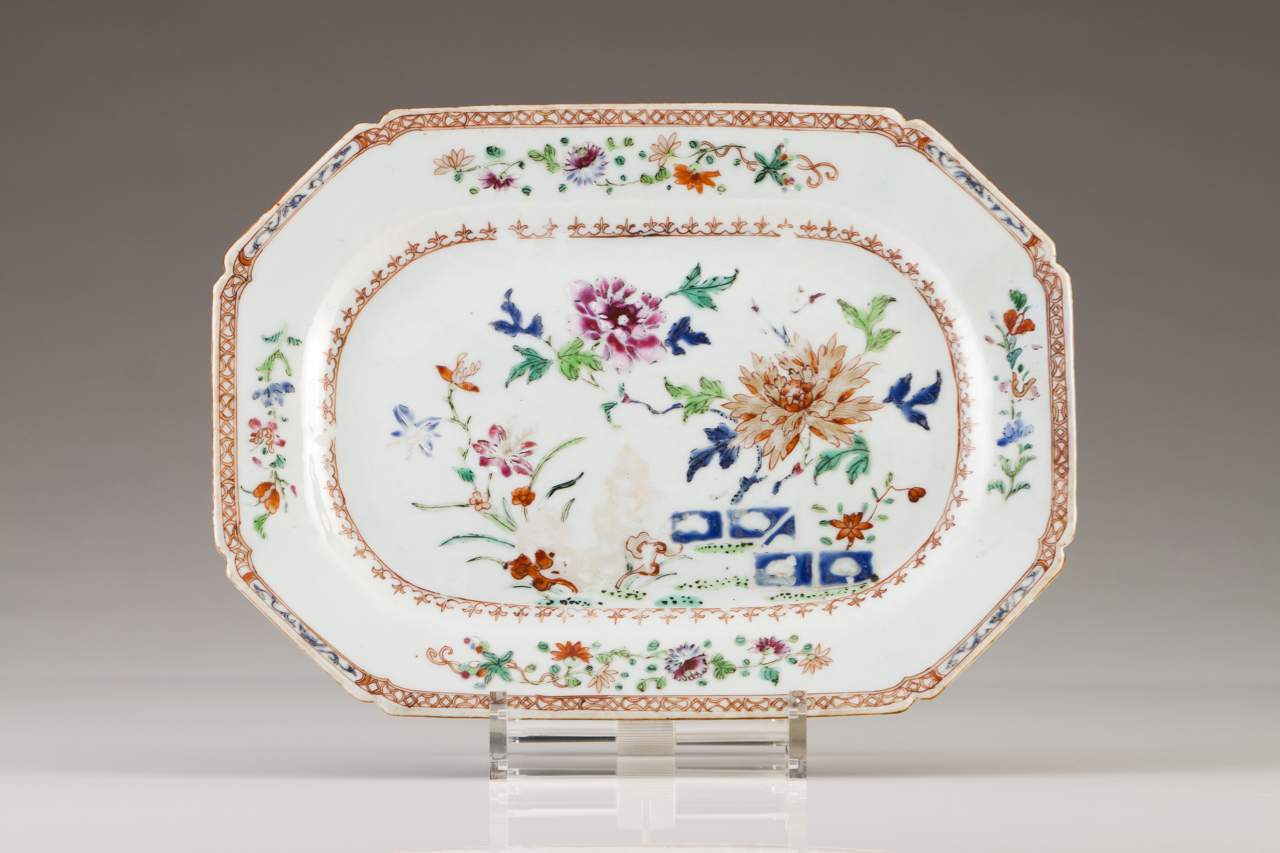 An octagonal dish
Chinese export porcelain
Polychrome and gilt decoration with flowers
Qianlong