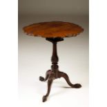 A D.José (1750-1777) tripod table
Brazilian mahogany
Tilt-top, on turned column and three ball and