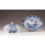 A tureen with dish
Chinese export porcelain
Scalloped dish
Blue decoration with garden view
Qianlong