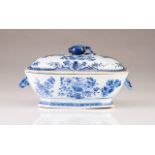 A tureen with cover
Chinese export porcelain
Blue decoration with flowers
Qianlong Period (1736-