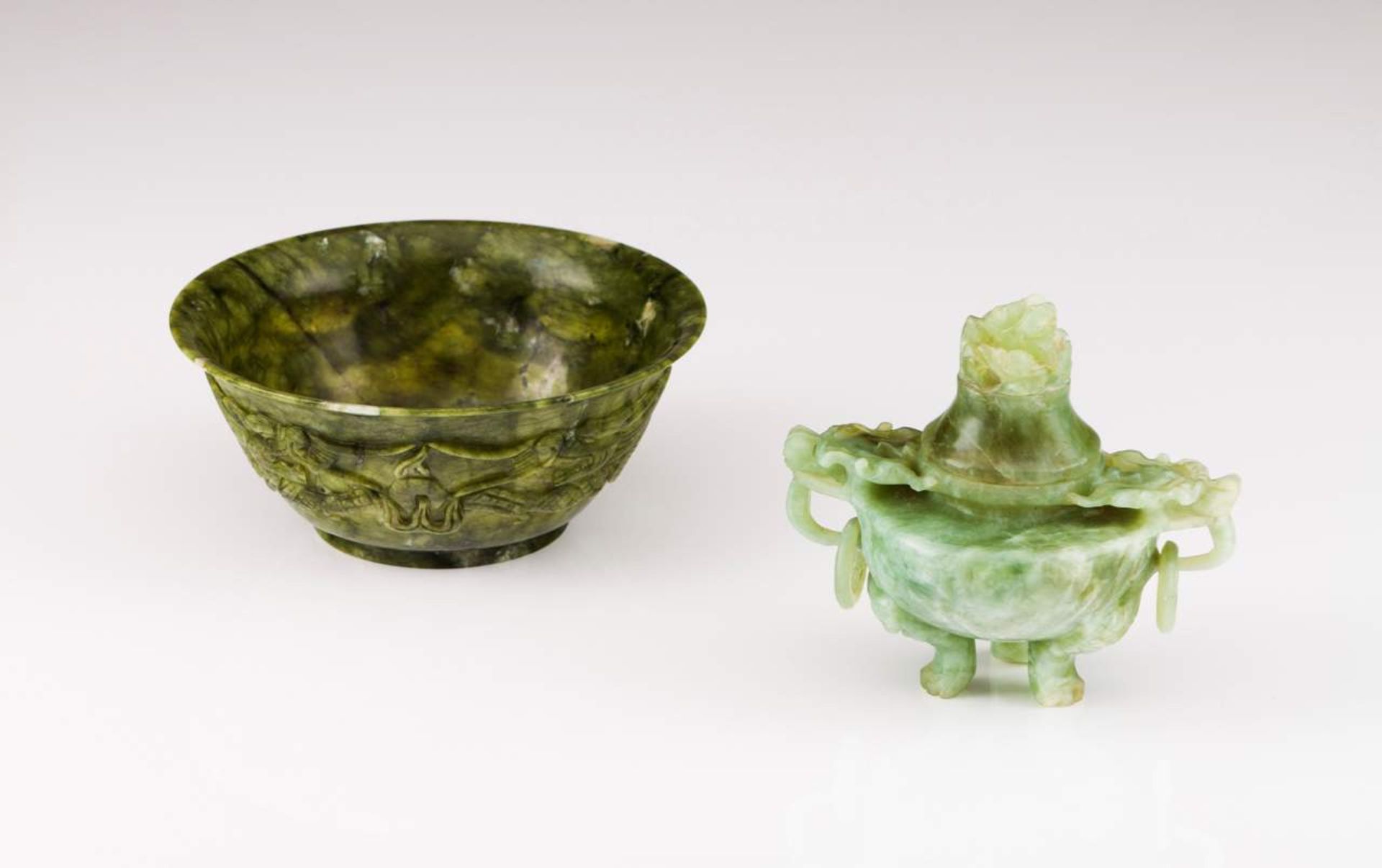 A Chinese jade bowl
Engraved and relief decoration with dragons
China, 20th century

7x18 cm