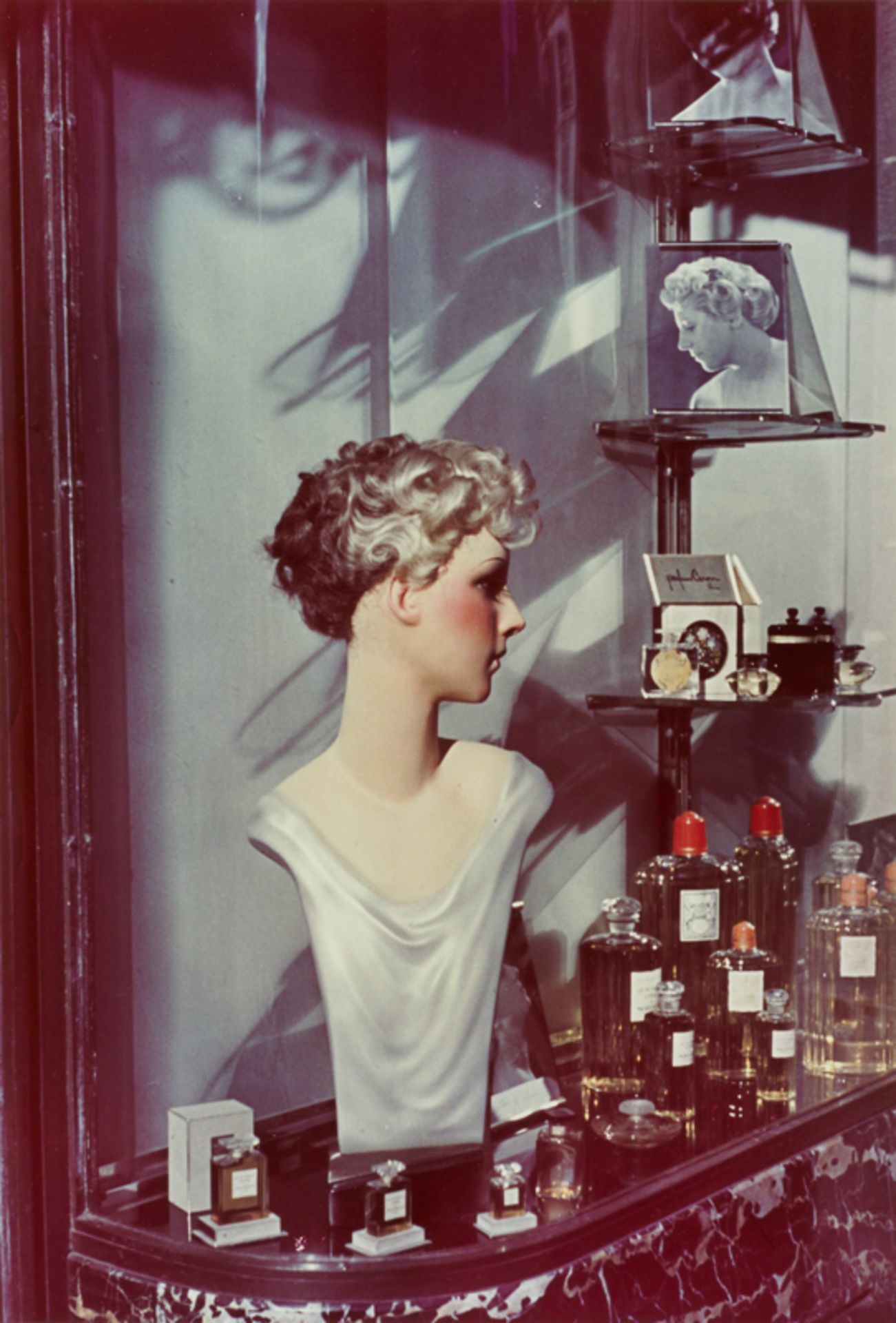 Gisèle Freund (Berlin 1908 – 2000 Paris)VITRINE D'UN SALON DE COIFFURE, PARIS. 1938C-Print, frühe