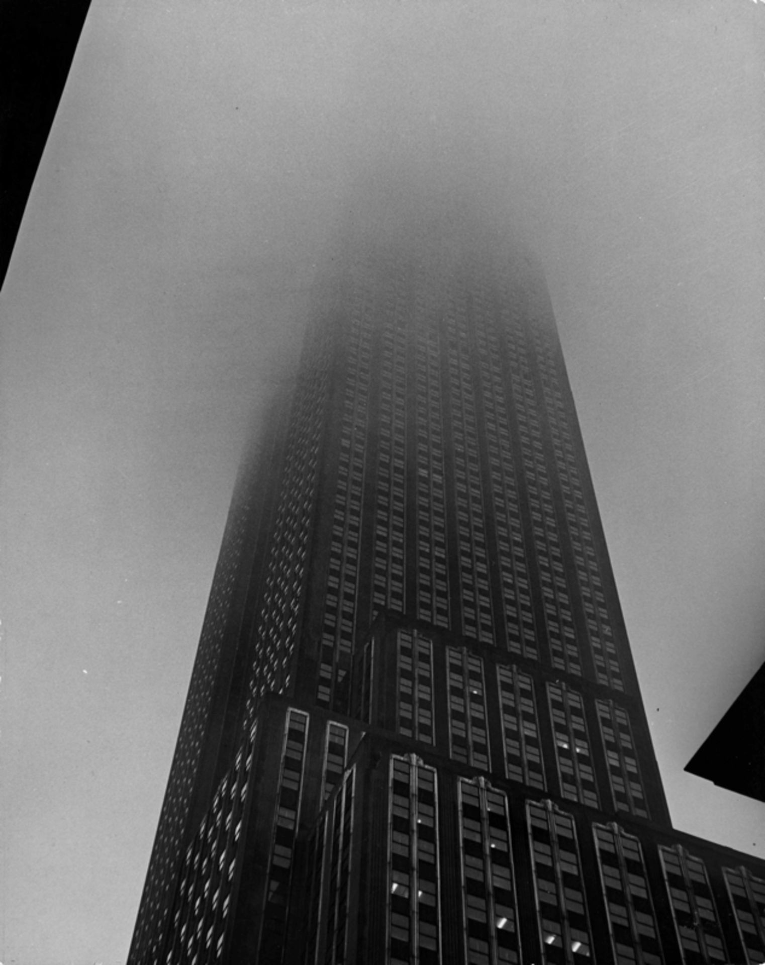 Andreas Feininger (Paris 1906 – 1999 New York)„EMPIRE STATE BLDG. IN FOG“. 1949Vintage.