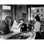 Robert Doisneau (Gentilly 1912 – 1994 Paris)CAFÉ NOIR ET BLANC, JOINVILLE-LE-PONT.