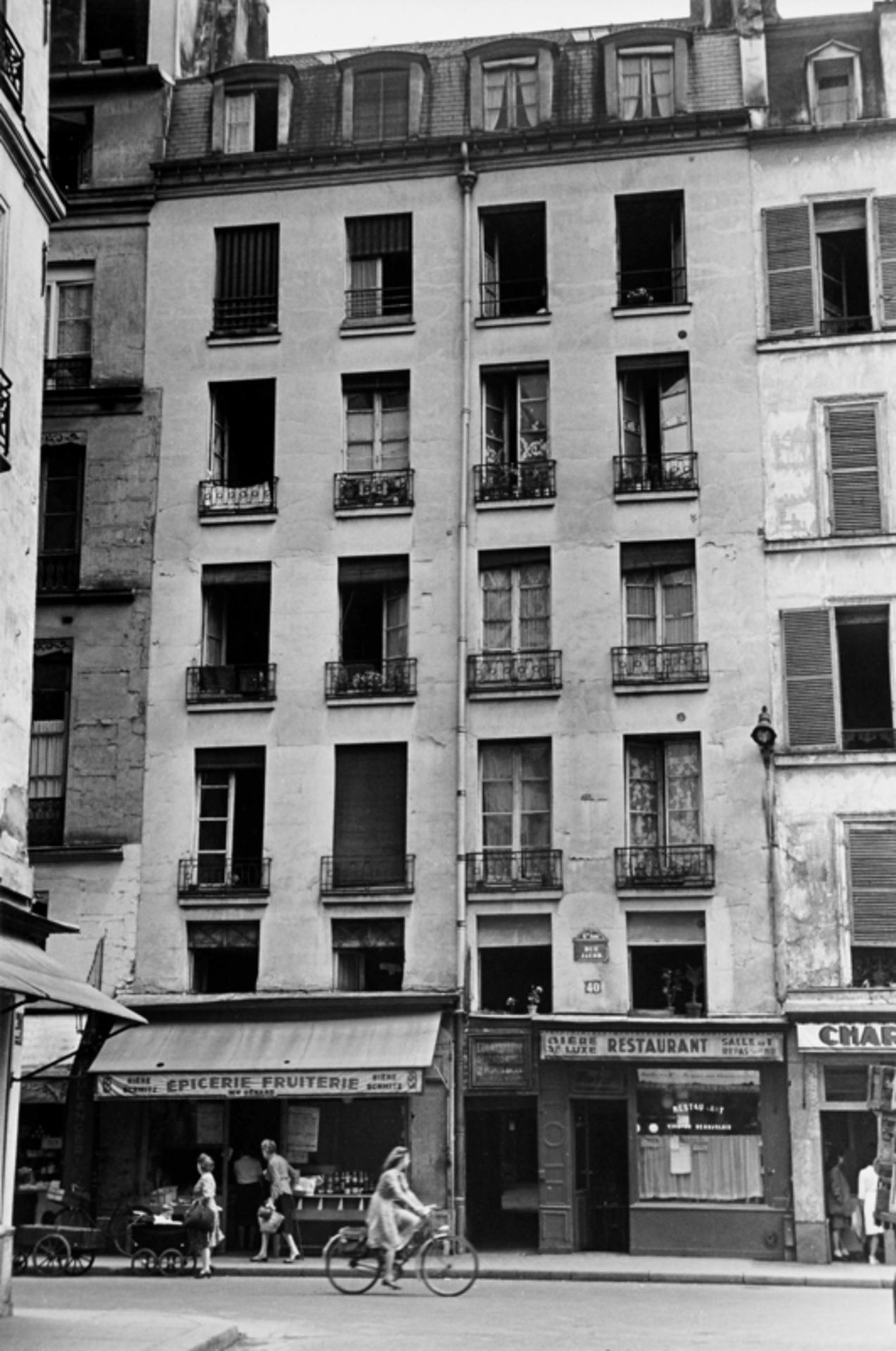 Ilse Bing (Frankfurt/Main 1899 – 1998 New York)„PARIS“. 1947Vintage. Silbergelatineabzug.  34 x 22,6