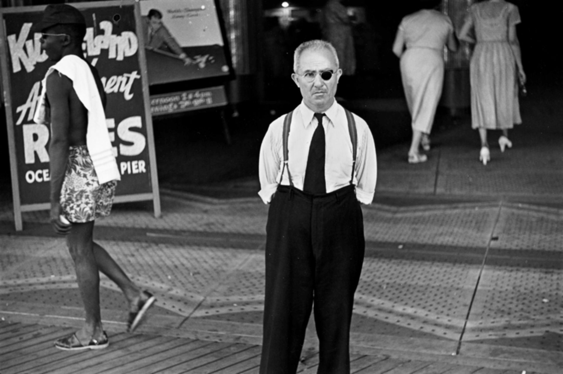 Louis Faurer (Philadelphia 1916 – 2001 New York)„BOARDWALK, ATLANTIC CITY N.J.“. Um