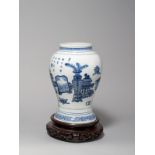 Chinesisch, Kangxi-Periode (1662 – 1722)BALUSTERVASE MIT „100 ANTIQUITÄTEN“-DEKOR. Porzellan,