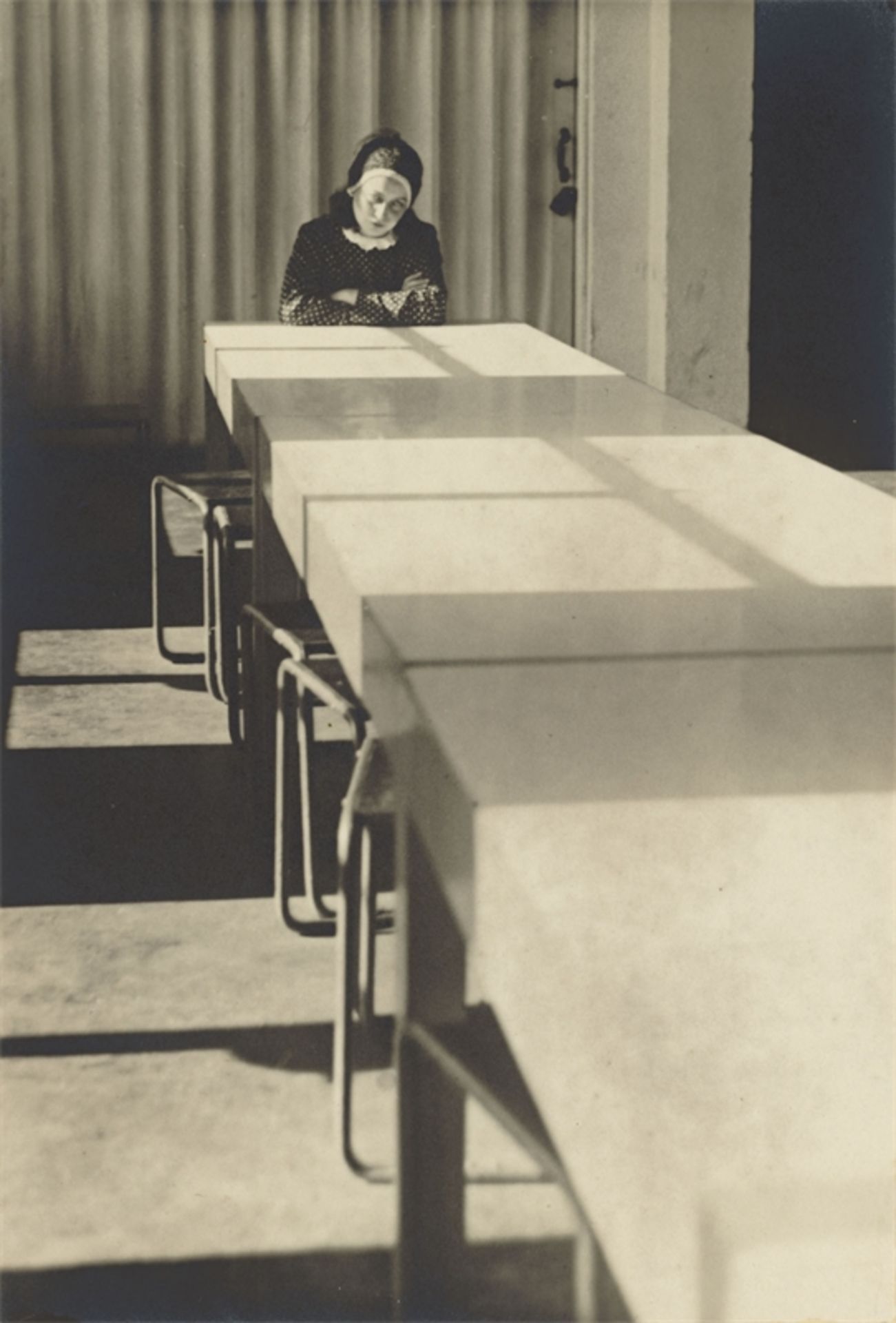 Gertrud Arndt (1903 Ratibor – 2000 Darmstadt) Otti Berger in der Kantine am letzten Tag vor der