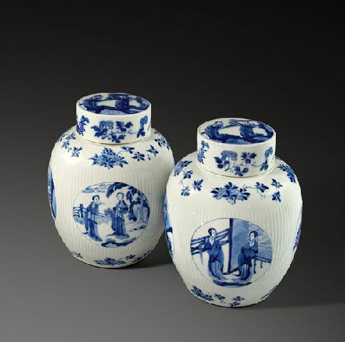 Chinesisch, Kangxi-Periode (1662 – 1722)Paar Blau-Weiß-Ingwertöpfe mit figürlichen Motiven aus