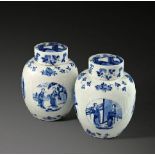 Chinesisch, Kangxi-Periode (1662 – 1722)Paar Blau-Weiß-Ingwertöpfe mit figürlichen Motiven aus