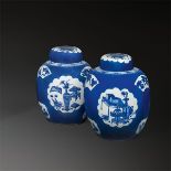 Chinesisch, Kangxi-Periode (1662 – 1722)Paar „Powder Blue“-Ingwertöpfe mit Antiquitäten- und
