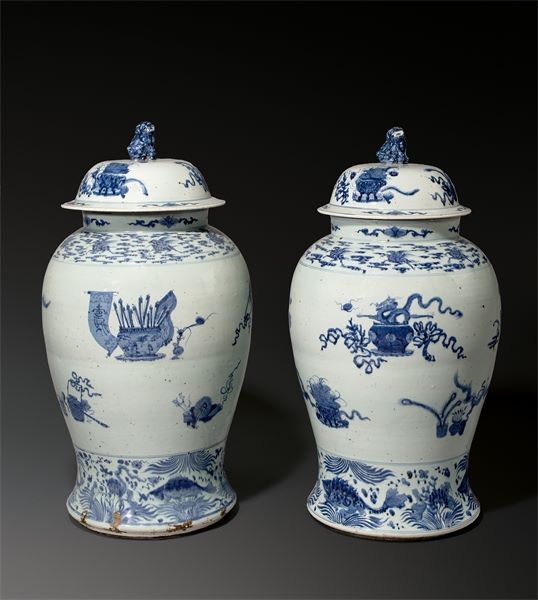 Chinesisch, Kangxi-Periode (1662 – 1722)Paar Deckelvasen. 17./18. JahrhundertPorzellan mit
