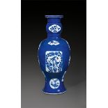 Chinesisch, Qing-Dynastie (1644 – 1911)Große „Powder Blue“-Balustervase aus Jingdezhen (Provinz