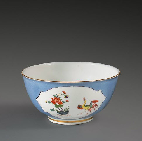 Porzellanmanufaktur Meissen ()Kumme mit hellblauem Grund und zwei Quatrefoil-Kartuschen mit Phoenix.