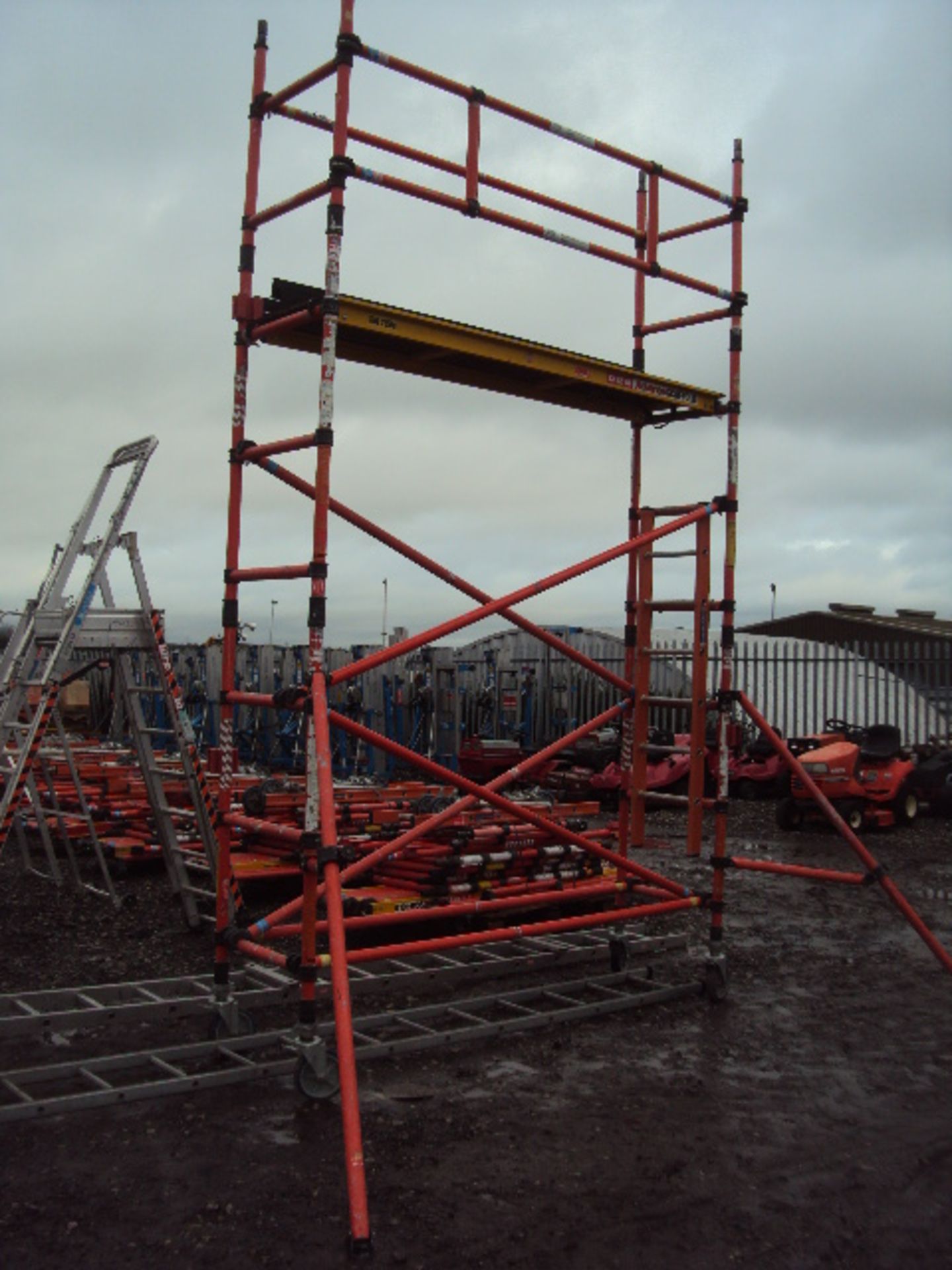 CLOW Advanced Scaffold 4m mobile fibreglass scaffold tower. Comprising uprights, bracing bars, - Image 2 of 2