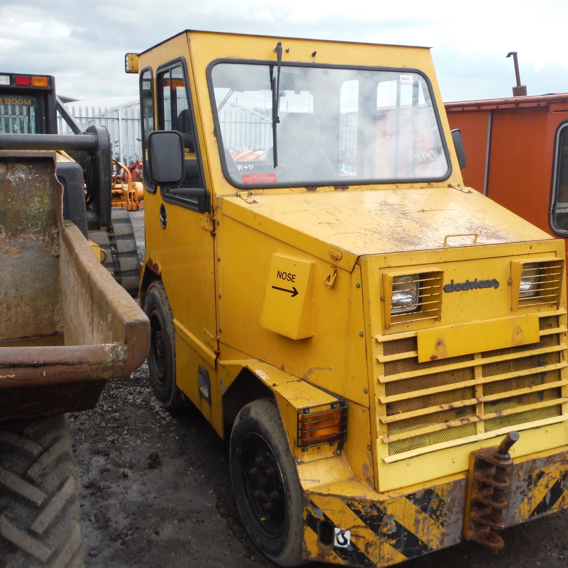 ELECTRICARS 2.5ltr FORD diesel driven yard tug - Image 2 of 2