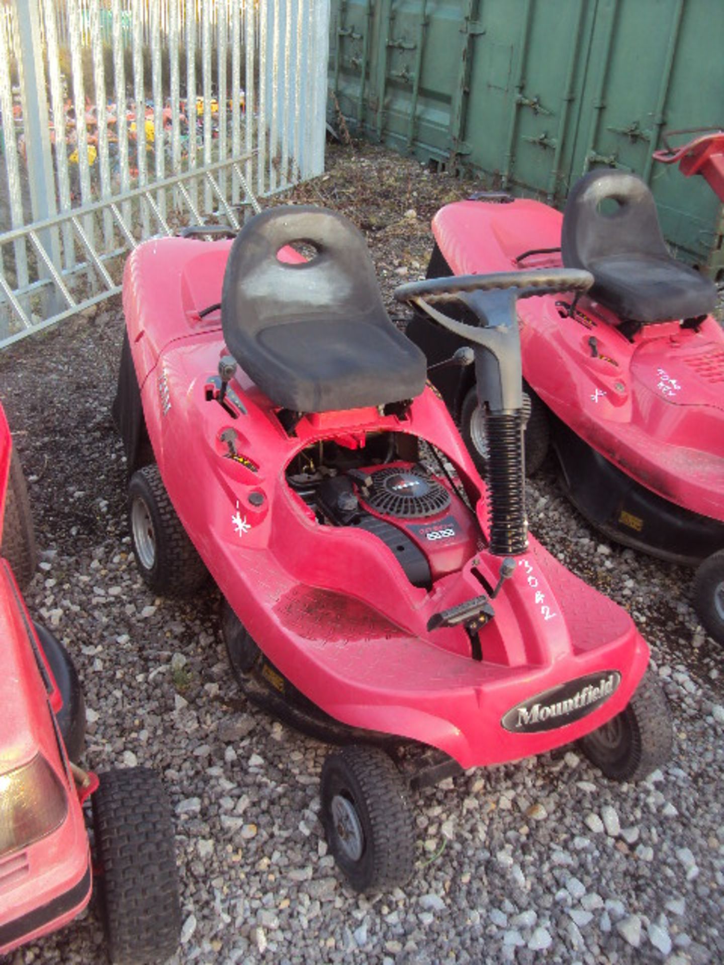 MOUNTFIELD 725M petrol driven lawn tractor