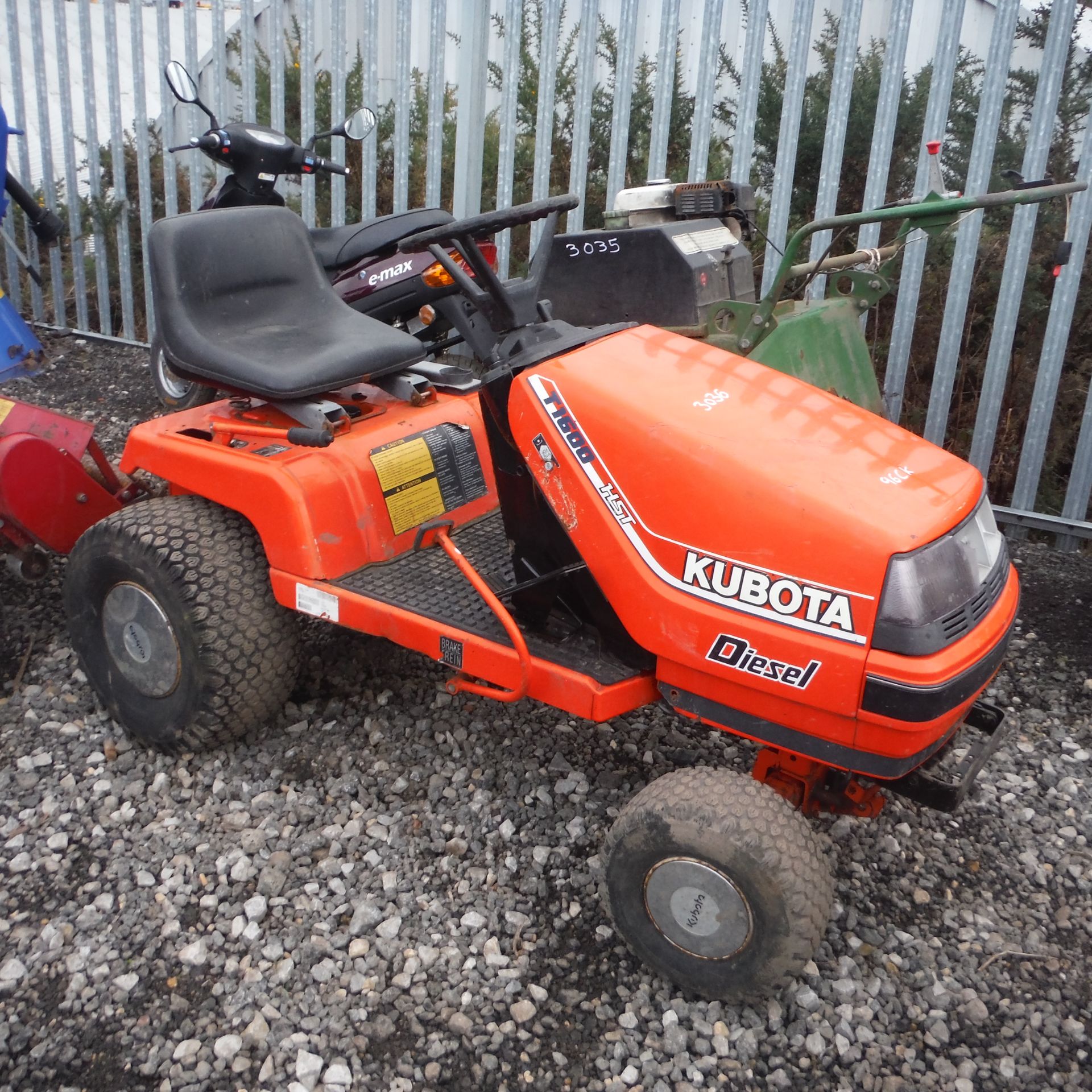 KUBOTA T1600 HST diesel lawn tractor (no mowing deck)