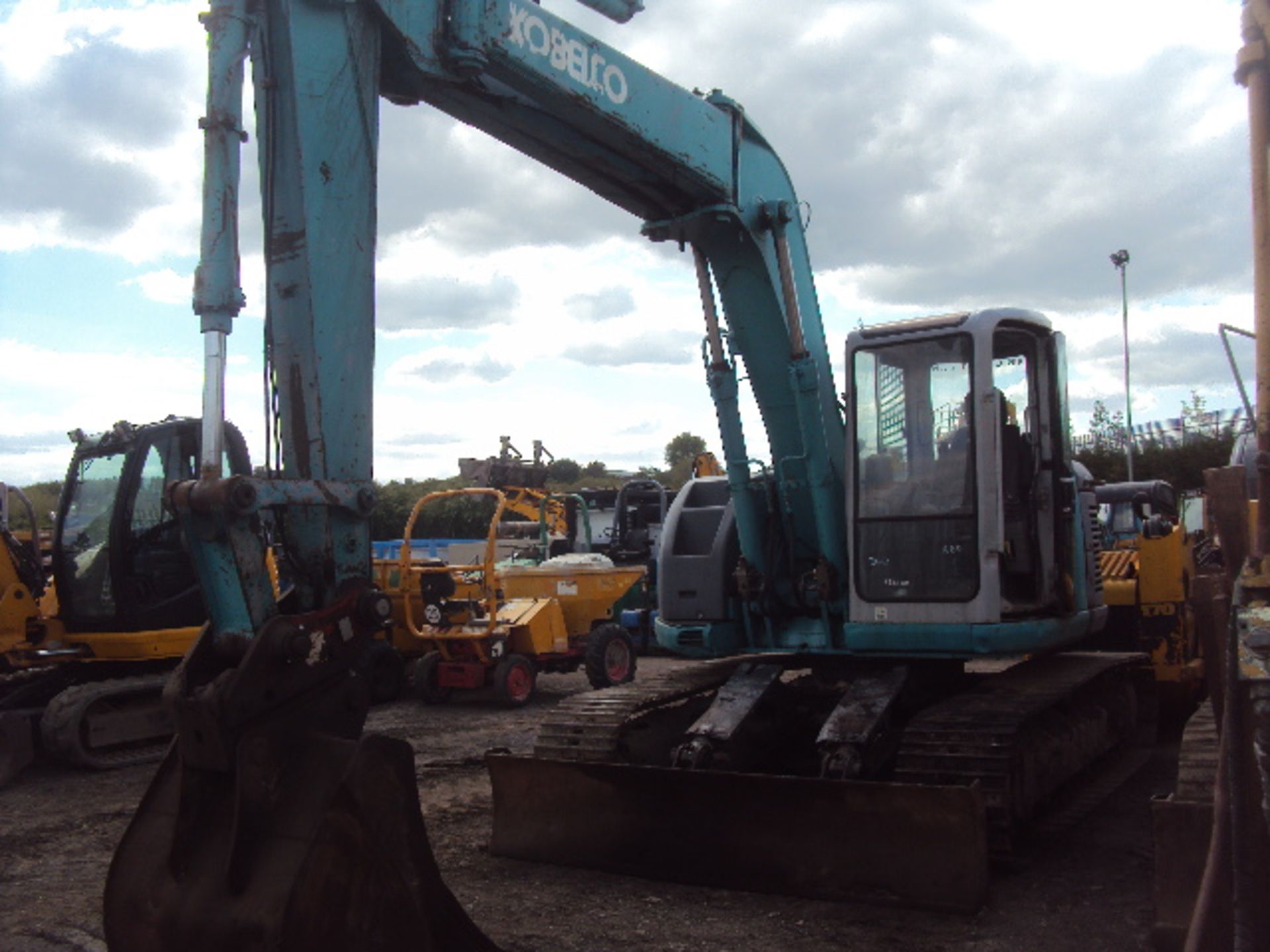 2001 KOBELCO SK130UR 13.5t steel tracked excavator with bucket & blade (6832 rec hrs)(RDD)