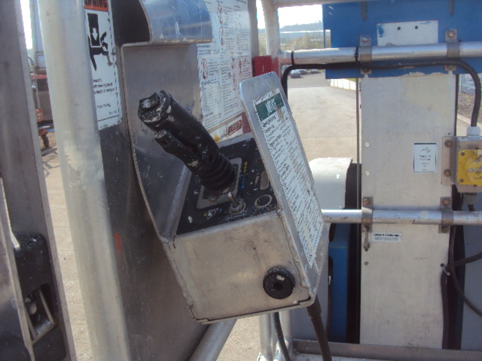2001 GENIE GR15 Runabout battery driven vertical man-lift (RDL) - Image 3 of 6