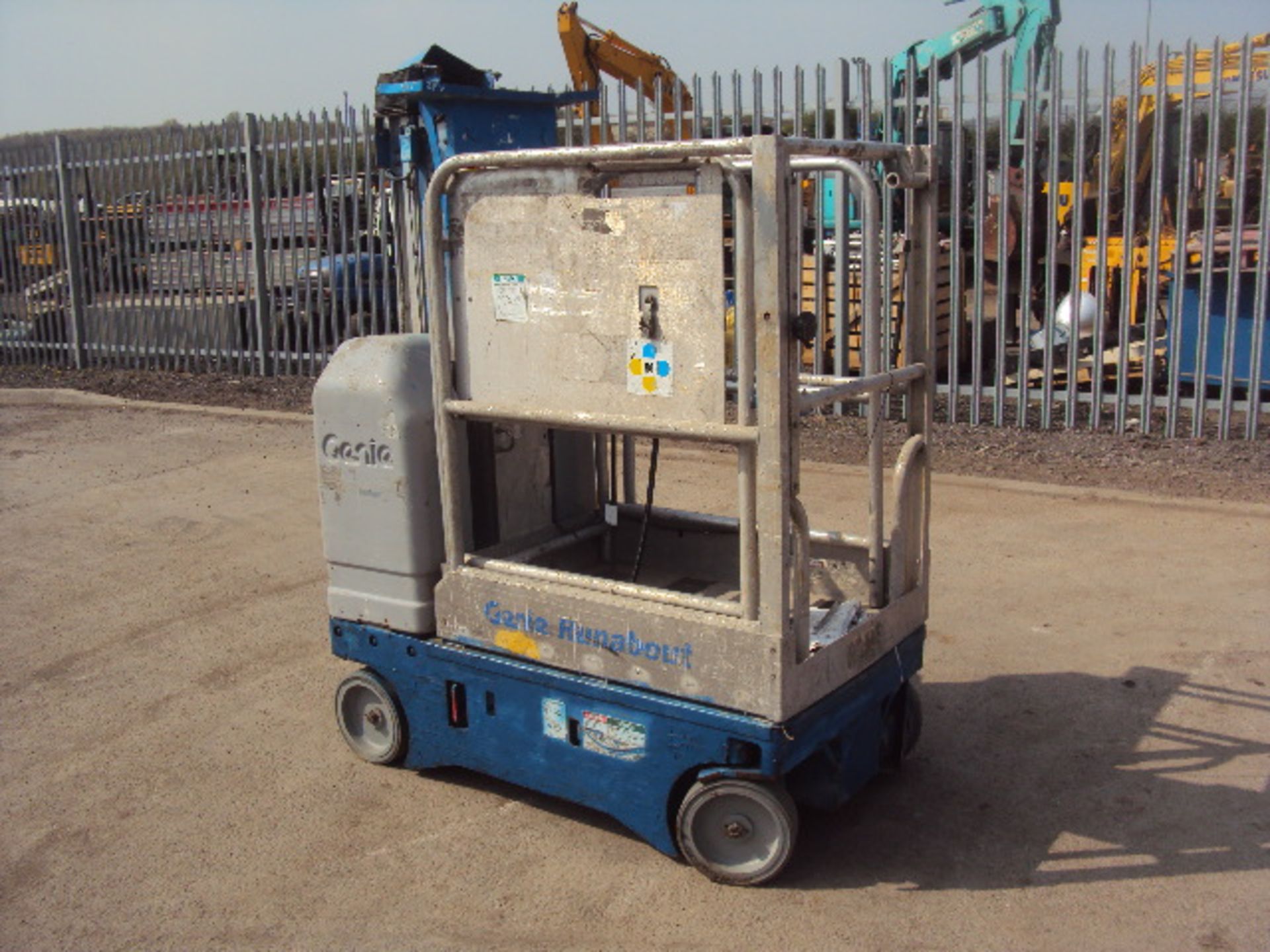 2001 GENIE GR15 Runabout battery driven vertical man-lift (RDL) - Image 2 of 6
