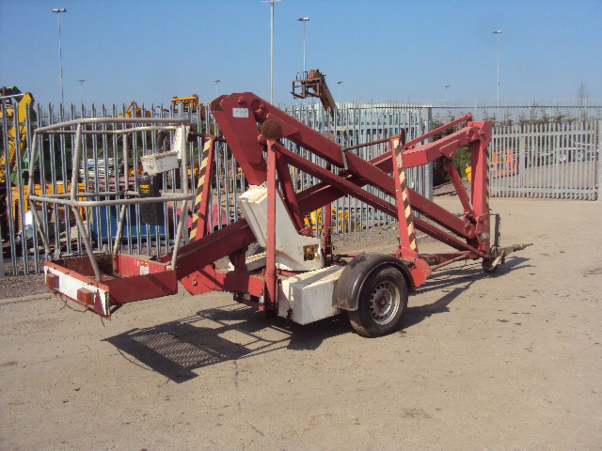 UPRIGHT TL33 10.3m fast tow cherry picker c/w battery - Image 2 of 4