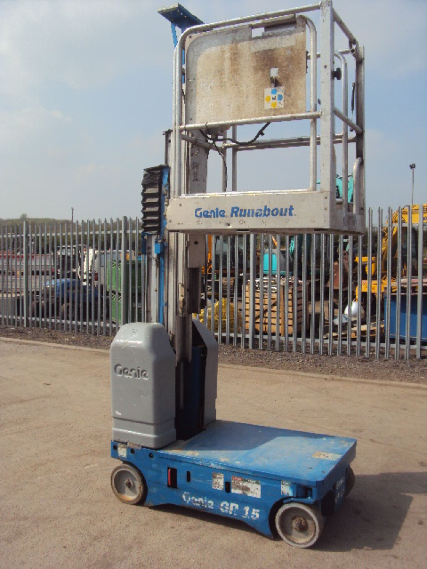 2002 GENIE GR15 Runabout battery driven vertical man-lift (RDL) - Image 6 of 6