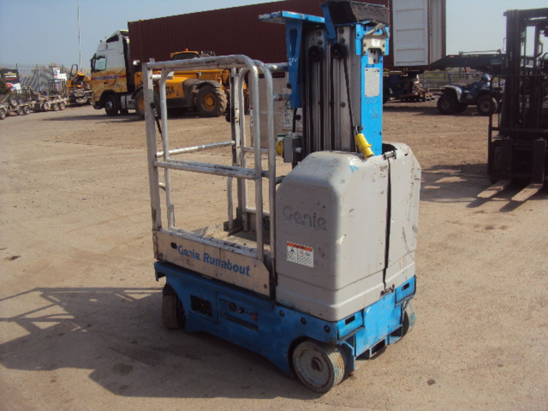2001 GENIE GR15 Runabout battery driven vertical man-lift (RDL) - Image 3 of 7